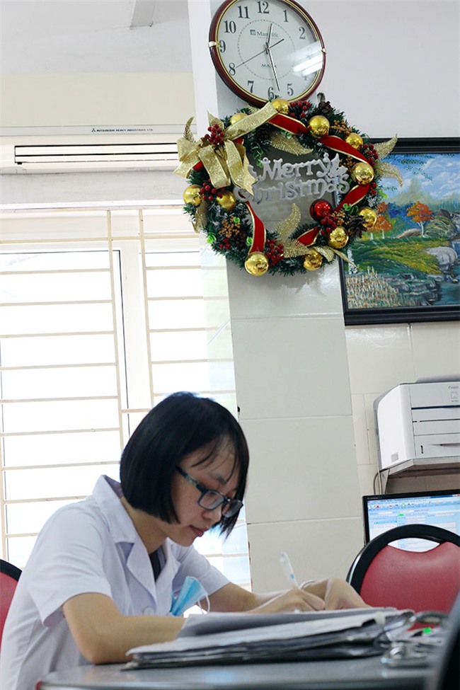 nu dieu duong mang thai sap de van cang minh chong sot xuat huyet - 2