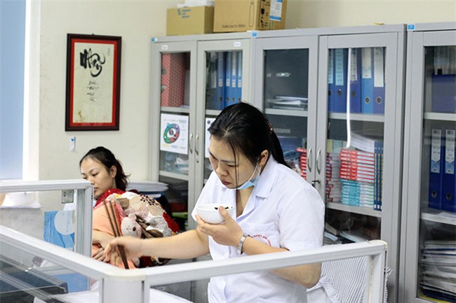 nu dieu duong mang thai sap de van cang minh chong sot xuat huyet - 4