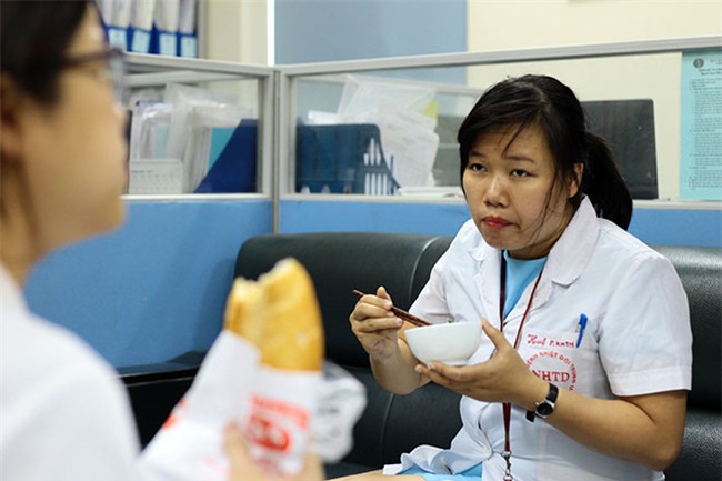 nu dieu duong mang thai sap de van cang minh chong sot xuat huyet - 5