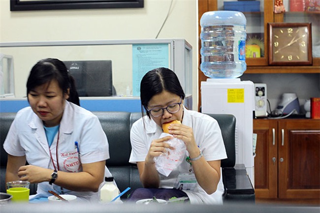 nu dieu duong mang thai sap de van cang minh chong sot xuat huyet - 6