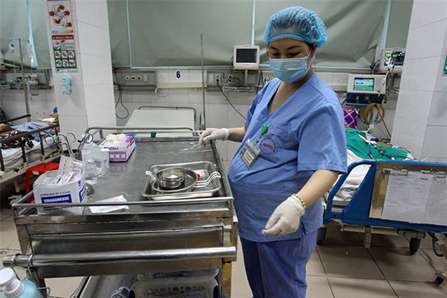 nu dieu duong mang thai sap de van cang minh chong sot xuat huyet - 7