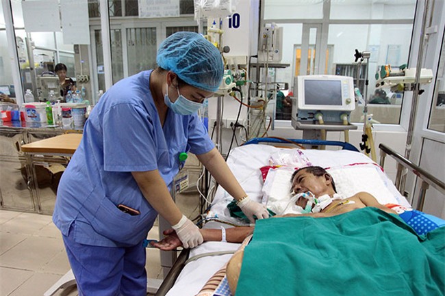 nu dieu duong mang thai sap de van cang minh chong sot xuat huyet - 8