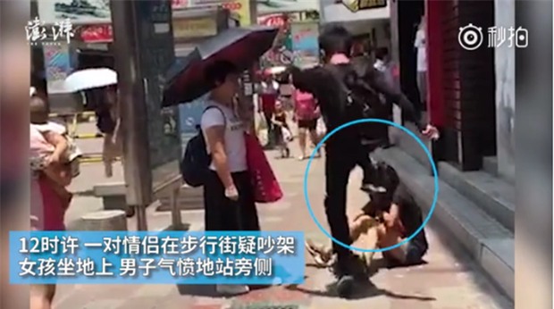 Bất chấp người lớn khuyên can, nam thiếu niên vẫn liên tục đá vào mặt bạn gái giữa phố - Ảnh 2.