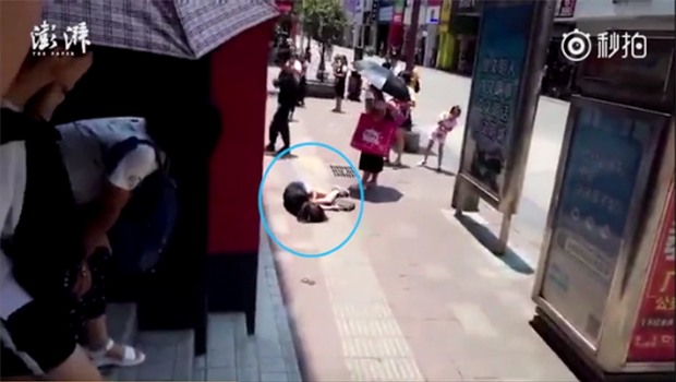 Bất chấp người lớn khuyên can, nam thiếu niên vẫn liên tục đá vào mặt bạn gái giữa phố - Ảnh 3.