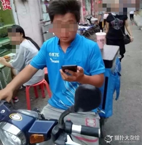 Cái kết không ngờ của người đàn ông đi xe máy, ngang nhiên sàm sỡ vòng 1 của phụ nữ - Ảnh 2.