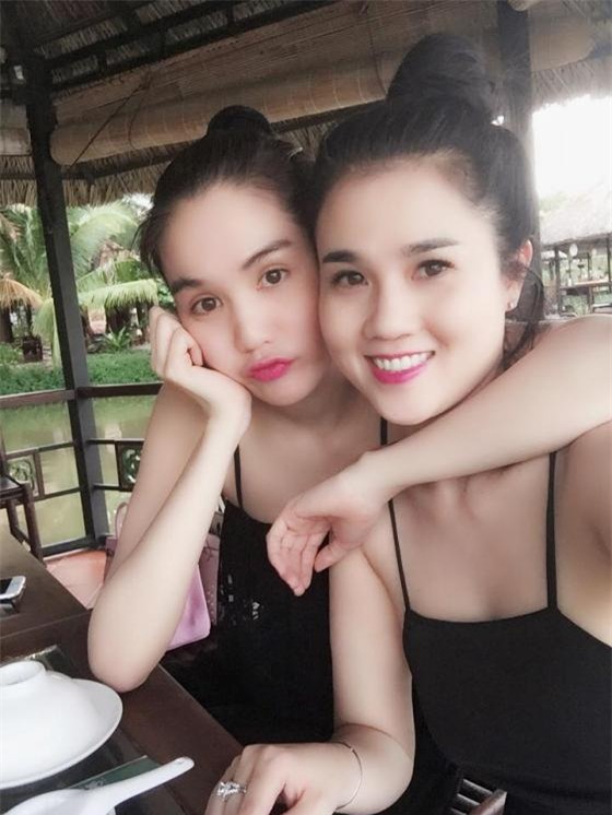 Ngọc Trinh, người đẹp nổi tiếng với nụ cười rạng ngời và vóc dáng nóng bỏng, đã lập được nhiều kỷ lục về top người mẫu hàng đầu tại Việt Nam.