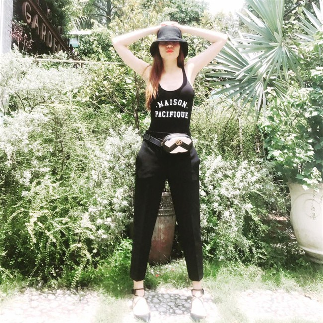 Ngọc Trinh khoe tóc mới trẻ măng, Midu cũng diện một cây đồ teen chẳng kém trong street style tuần này - Ảnh 1.