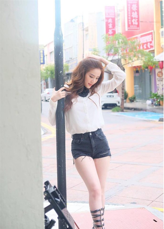 Ngọc Trinh khoe tóc mới trẻ măng, Midu cũng diện một cây đồ teen chẳng kém trong street style tuần này - Ảnh 20.