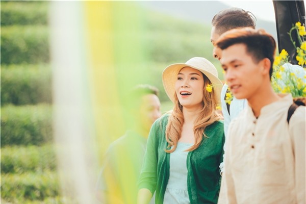 Dù đội nắng 12 giờ giữa đồi chè, Mỹ Tâm vẫn đáng yêu “không chê được vào đâu” - Tin sao Viet - Tin tuc sao Viet - Scandal sao Viet - Tin tuc cua Sao - Tin cua Sao
