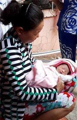 be gai so sinh nam trong chiec thau troi tren song hau vao sang tinh mo - 1