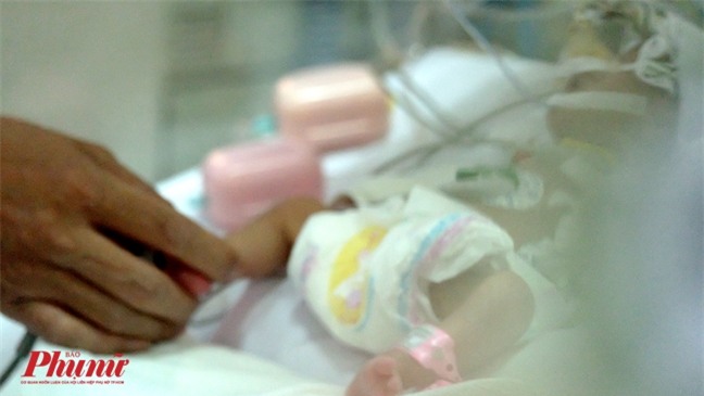 Bé gái vừa chào đời đã lên cơn nghiện ma túy - Ảnh 2.