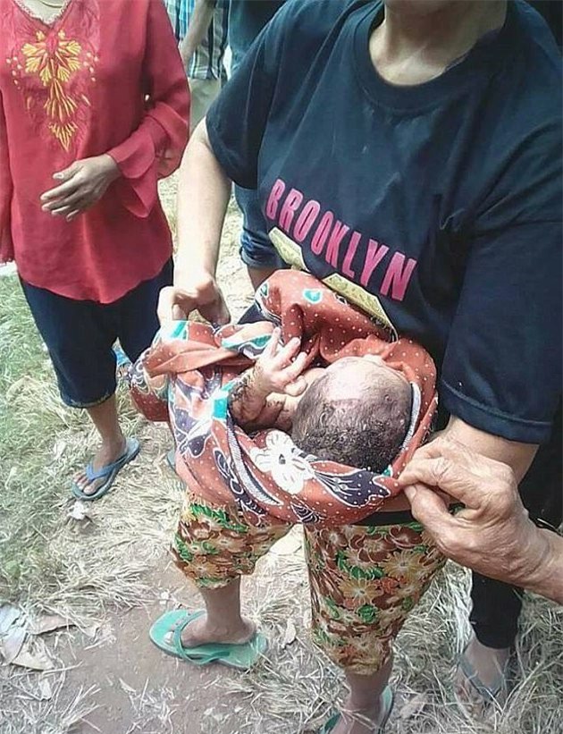 Giải cứu bé sơ sinh bị chôn sống khiến nhiều người rơi nước mắt-3
