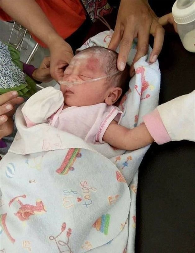 Giải cứu bé sơ sinh bị chôn sống khiến nhiều người rơi nước mắt-4