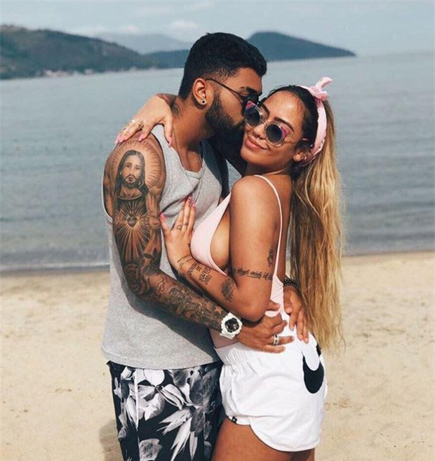 Em gái Neymar âu yếm bên đồng đội của anh trai - Ảnh 2.