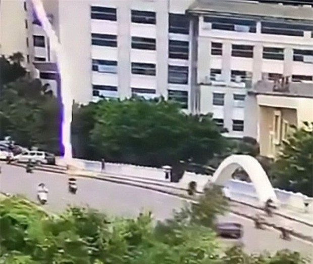 Đang vi vu xe máy, người đàn ông bất ngờ bị sét đánh trúng - Ảnh 2.