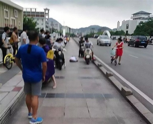 Đang vi vu xe máy, người đàn ông bất ngờ bị sét đánh trúng - Ảnh 3.