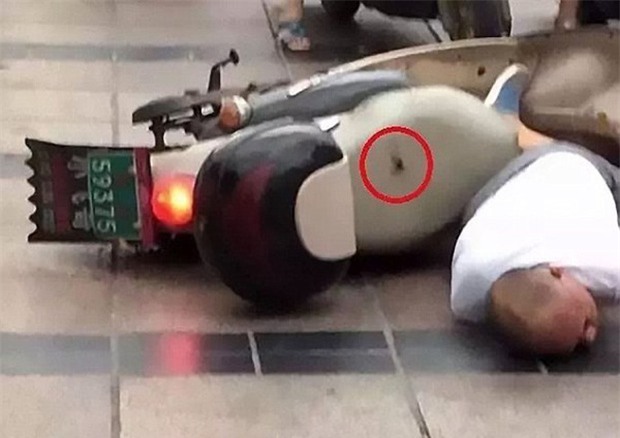 Đang vi vu xe máy, người đàn ông bất ngờ bị sét đánh trúng - Ảnh 4.