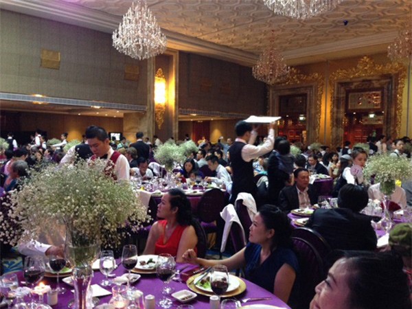 thuc don dam cuoi 5 sao viet dinh dam: nguoi dai son hao hai vi, nguoi lam co que binh dan - 18