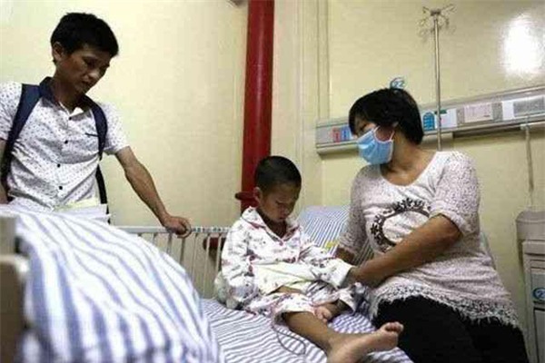 2 con cung bi benh, bo me ngheo dau don chon “tu bo con trai lon va cuu song con trai ut” - 1