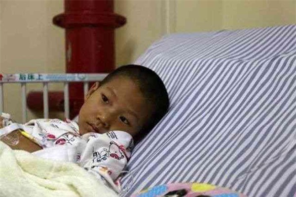 2 con cung bi benh, bo me ngheo dau don chon “tu bo con trai lon va cuu song con trai ut” - 2