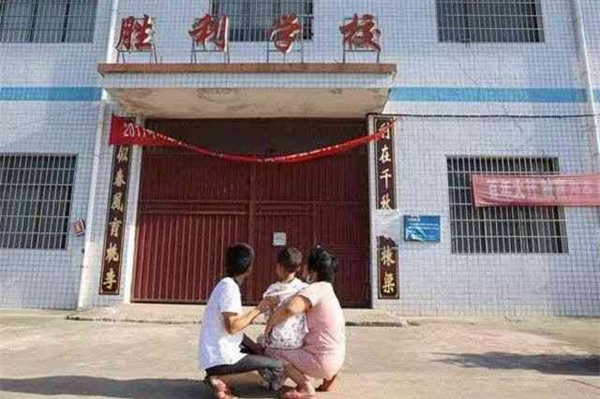 2 con cung bi benh, bo me ngheo dau don chon “tu bo con trai lon va cuu song con trai ut” - 4