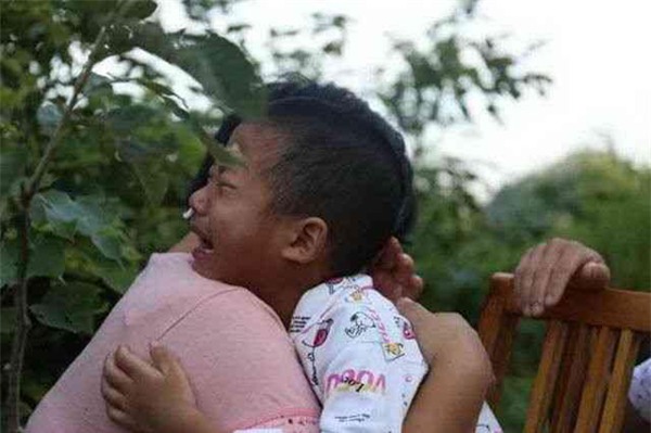 2 con cung bi benh, bo me ngheo dau don chon “tu bo con trai lon va cuu song con trai ut” - 5