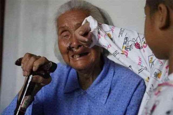 2 con cung bi benh, bo me ngheo dau don chon “tu bo con trai lon va cuu song con trai ut” - 6