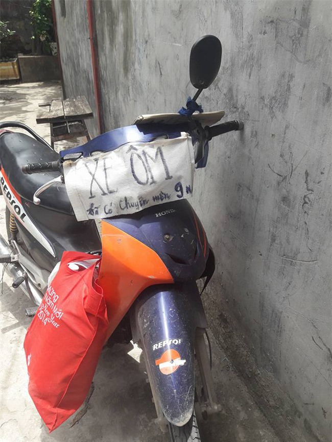 Tấm biển treo trước xe ôm khiến nhiều khách hàng e dè - Ảnh 2.