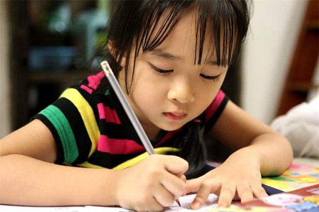 Con vào lớp 1: Những sai lầm bố mẹ nên tránh - Ảnh 2.