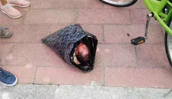 hy huu: me boc con so sinh trong tui nylon, gui toi trai mo coi qua dich vu... chuyen phat nhanh - 1