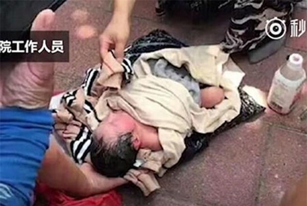 hy huu: me boc con so sinh trong tui nylon, gui toi trai mo coi qua dich vu... chuyen phat nhanh - 2