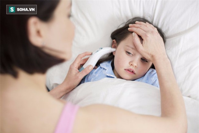 Khi con ốm, đừng chủ quan: Trẻ có bất cứ dấu hiệu nào sau đây, hãy đưa đi cấp cứu lập tức! - Ảnh 2.