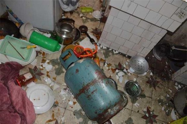 Đói bụng mà chẳng thấy bạn trai đem cơm về, cô gái trẻ biến tổ ấm thành bãi chiến trường - Ảnh 1.