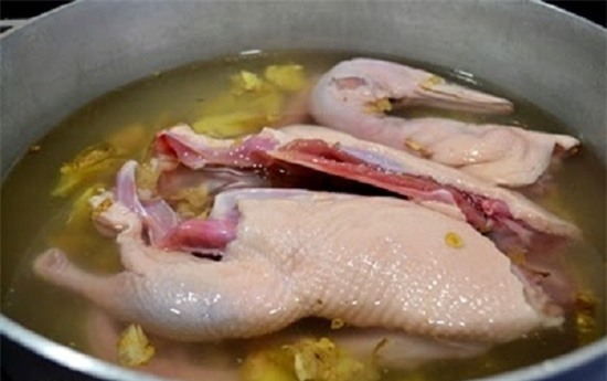 “Tắm” thịt vịt trong loại nước này rồi thì nấu món gì cũng ngon siêu cấp, chẳng còn mùi hôi - Ảnh 1.