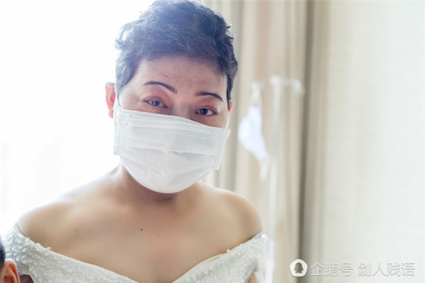 Bức ảnh cưới trong nước mắt và món quà cuối cùng của người vợ dành tặng cho chồng - Ảnh 1.