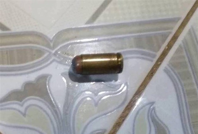 Ba noi nu sinh bi ban thoat chet vi dan khong no hinh anh 2