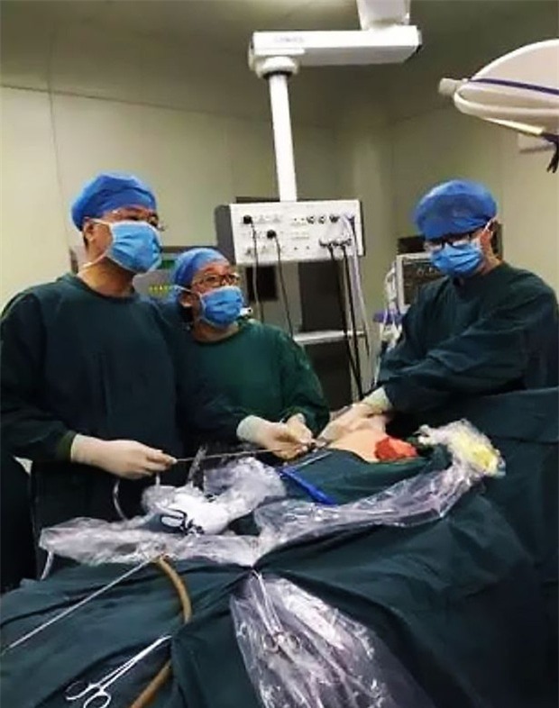 Tiếp nạp nhiều đồ ăn nhanh, chàng trai 19 tuổi mọc ti lệch một bên - Ảnh 2.