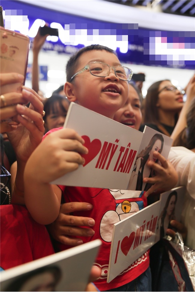 Mỹ Tâm bất ngờ khi được fan nhí chạy lên sân khấu níu cổ hôn-4