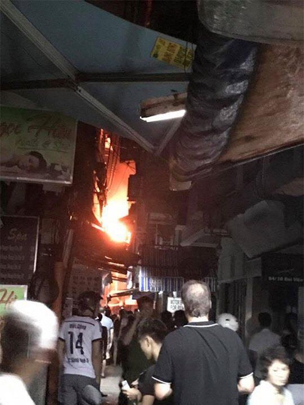 Người dân và du khách ở phố Tây Bùi Viện nhốn nháo vì cháy nhà trong hẻm, nhiều tuyến đường bị cắt điện - Ảnh 3.