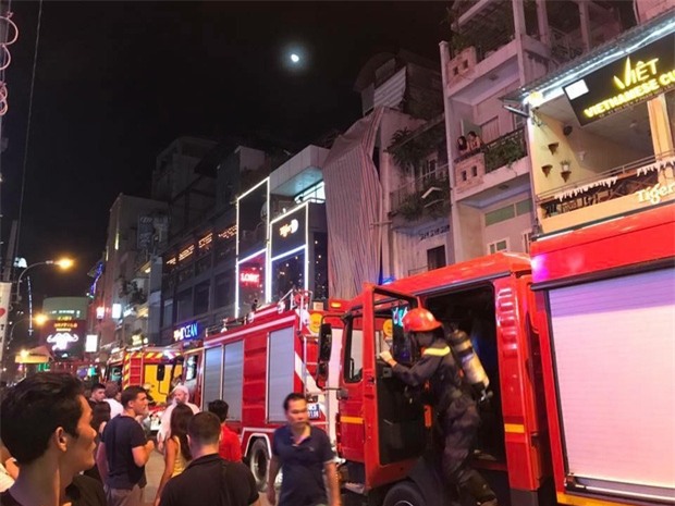 Người dân và du khách ở phố Tây Bùi Viện nhốn nháo vì cháy nhà trong hẻm, nhiều tuyến đường bị cắt điện - Ảnh 4.