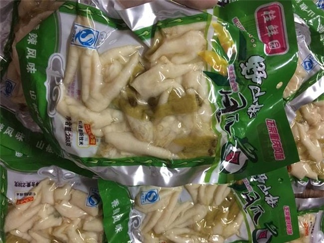 Chân gà, thịt xiên nướng, sữa đậu nành, bánh mì, trà đá, thương lái Trung Quốc, nước mía