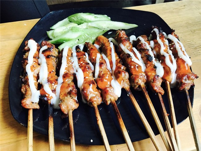 Chân gà, thịt xiên nướng, sữa đậu nành, bánh mì, trà đá, thương lái Trung Quốc, nước mía