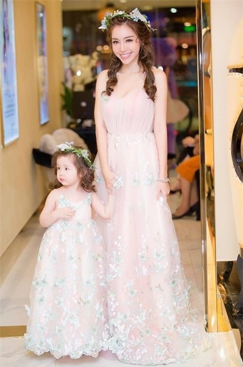 Elly Trần, làng sao