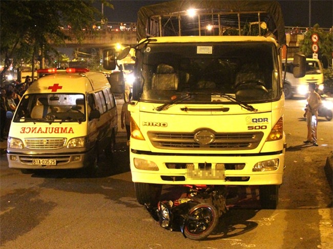 Nguoi phu nu bi xe tai can chet trong dem hinh anh 1