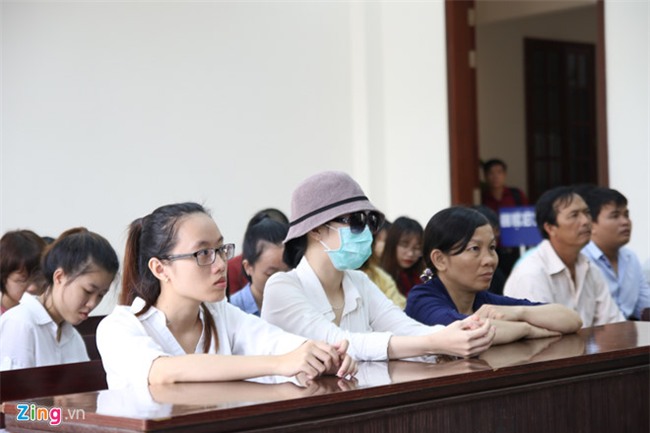 Nu sinh bi tat axit o Sai Gon: Ai tra cho em nua doi lo hen? hinh anh 1