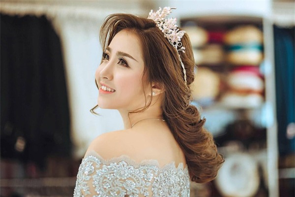 Những bà vợ “số hưởng” nhất quả đất: chồng yêu chiều, tặng siêu xe, heo đất trăm triệu - Ảnh 2.