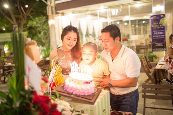 Những bà vợ “số hưởng” nhất quả đất: chồng yêu chiều, tặng siêu xe, heo đất trăm triệu - Ảnh 3.