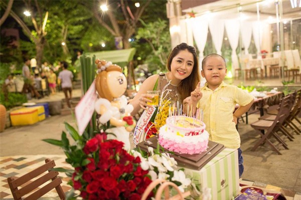 Những bà vợ “số hưởng” nhất quả đất: chồng yêu chiều, tặng siêu xe, heo đất trăm triệu - Ảnh 4.