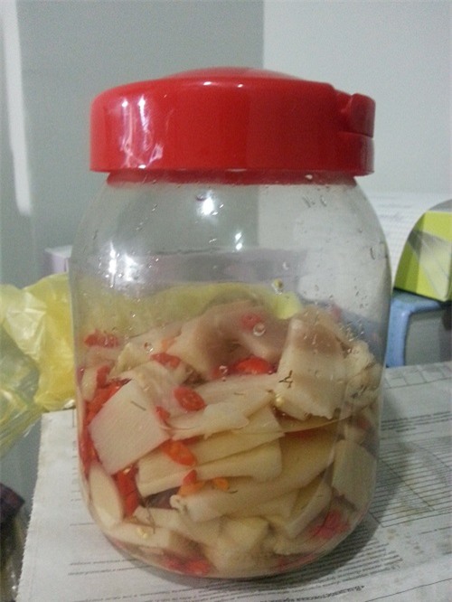 Mẹ trẻ nuốt cục tức thay cơm vì hàng xóm chuyên vác bát sang xin đồ ăn, có lọ măng ớt cũng hớt sạch - Ảnh 2.