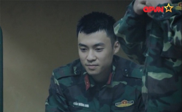 Huy Cung giật nảy người khi bắn súng khiến Khắc Việt cười 'không ngậm được miệng'-1